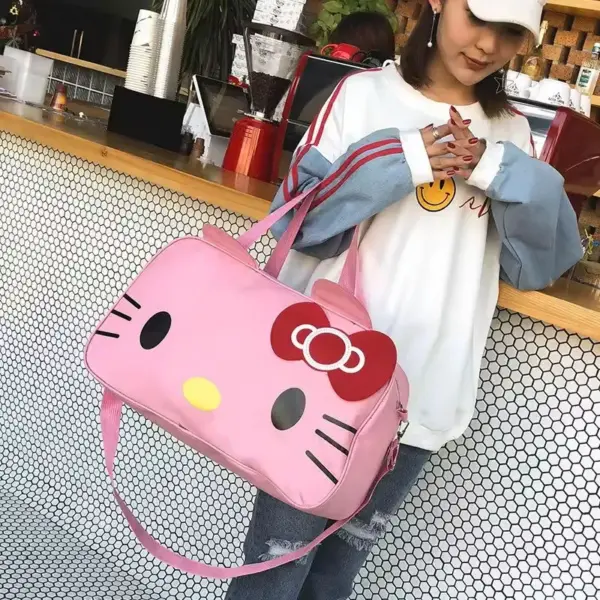 A woman in casual clothes and a white cap stands at a counter holding the Cute Cat-Themed Women's Travel Bag, E grousse Pink Duffel entworf fir Oem odm.