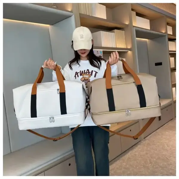 టోపీలో ఉన్న ఒక మహిళ తన ఎడమ చేతిలో తెల్లటి ఫ్యాషన్ జలనిరోధిత ఆక్స్ఫర్డ్ ట్రావెల్ బ్యాగ్ మరియు ఆమె కుడి చేతిలో లేత గోధుమరంగు OEM బ్యాగ్ కలిగి ఉంది.