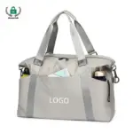 Lehký velký cestovní tote ve světle šedé s šedými popruhy, Přední kapsa, a viditelný obsah. "LOGO" Zobrazeno - perfektní pro přizpůsobení ODM/OEM.