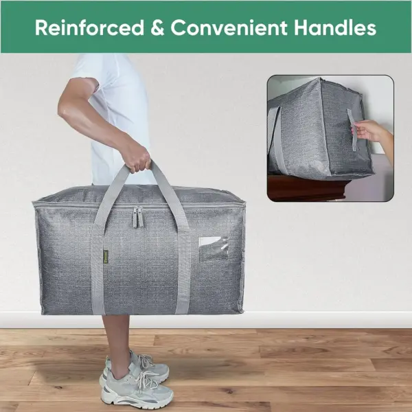 Un persona cu ta carga un Saco di Almacenahe di Capacidad Impermeabel pa Capacidad Grandi den gris ., ku ta konta ku mannan reforsá; close-up di un man cu ta coge e man ..