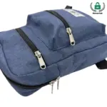 Pacchetto di vita in tela con cerniera blu / Borsa a traversa con tre scomparti con cerniera e un piccolo badge, mostrato su uno sfondo bianco.