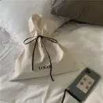 A tela minimalista de tração de tração para mulheres, labeled "LOGO," Ideal para a personalização ODM/OEM, senta -se em uma cama ao lado de um telefone com uma caixa de texto chinesa.