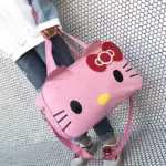 A person holds a Cute Cat-Themed Women's Travel Bag, z rožnatimi mačjimi ušesi in lokom - čudovit, Prizatežna dodatka, ki je idealna za prilagoditev OEM ODM-medtem ko stoji ob popločani steni.