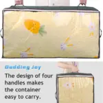 एखाद्या व्यक्तीने चार हँडल आणि स्पष्ट फ्रंटसह एक पारदर्शक फोल्डेबल गारमेंट स्टोरेज बॅग ठेवली आहे, ससा आणि गाजर प्रिंट्स असलेले पिवळे ब्लँकेट दर्शवित आहे.