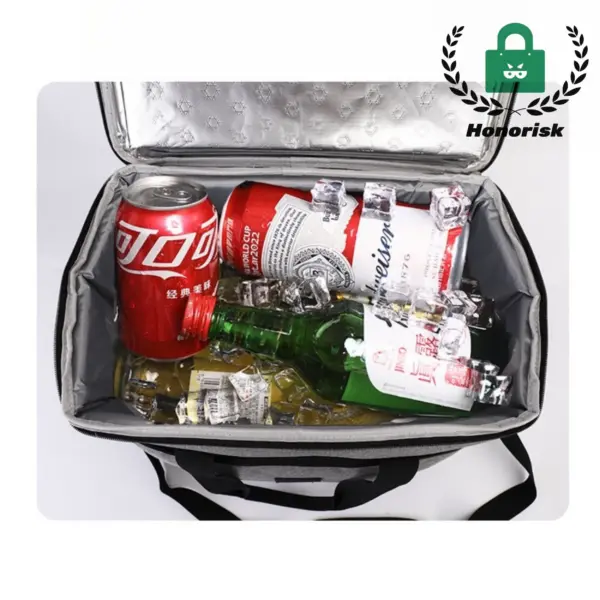 Otevřete venkovní piknik na zipku naplněný plechovkou sody, Pivní láhve, a kostky ledu.