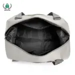 Nejlepší pohled na otevřený, Prázdné lehké velké kapacity v šedé barvě s černým interiérem a kliky.