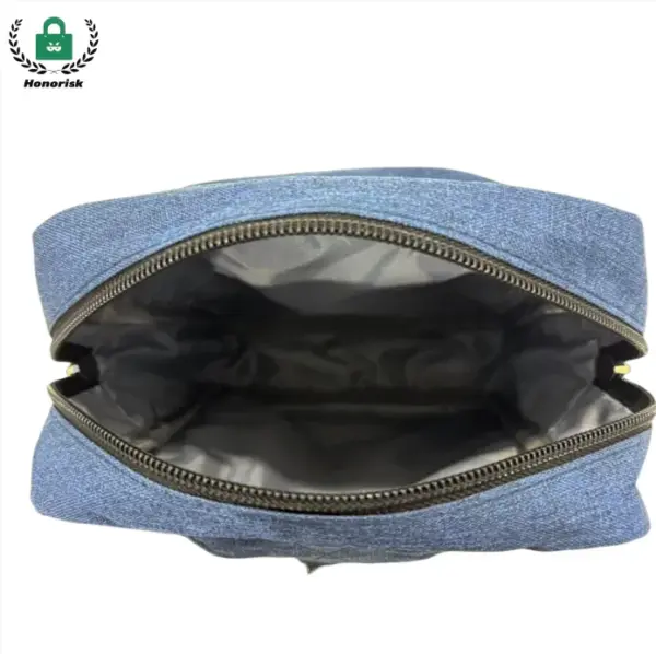 Iftaħ il-pakkett tal-qadd tal-kanvas biż-żippijiet bil-kisja ta 'ġewwa griż, Dehru minn fuq fuq sfond abjad - perfett għall-personalizzazzjoni OEM u ODM bħala borża crossbody versatili.