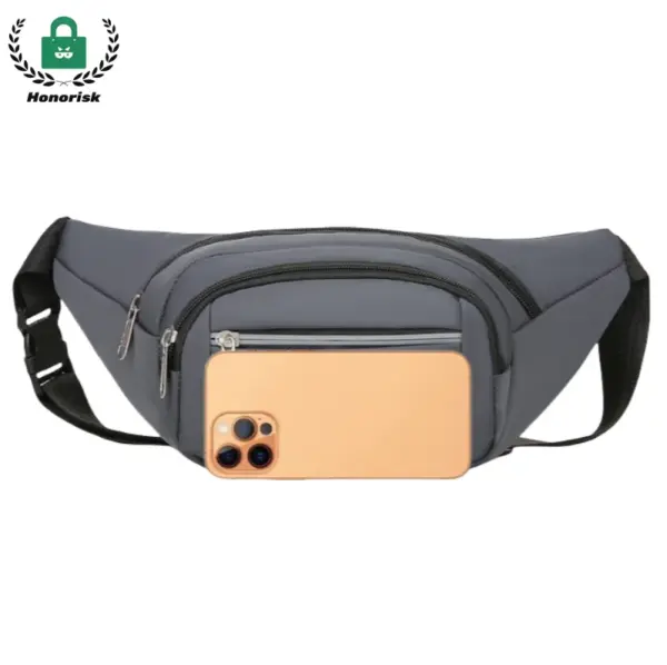 بسته کمر ورزشی مینیمالیستی 3-کم محفظه دارای طراحی خاکستری است, تسمه سیاه, سه محفظه زیپ, و یک تلفن هوشمند بژ را در جیب جلو نشان می دهد.