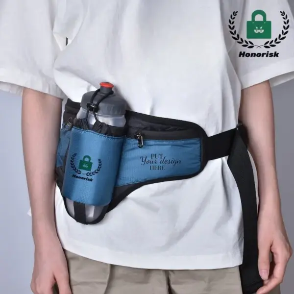 A person wearing a white t-shirt and the Nylon Sports Belt with Bottle Holder featuring the "Honorisk" Logo-Logo's, a bloe, Mat enger Waasserfläsch.