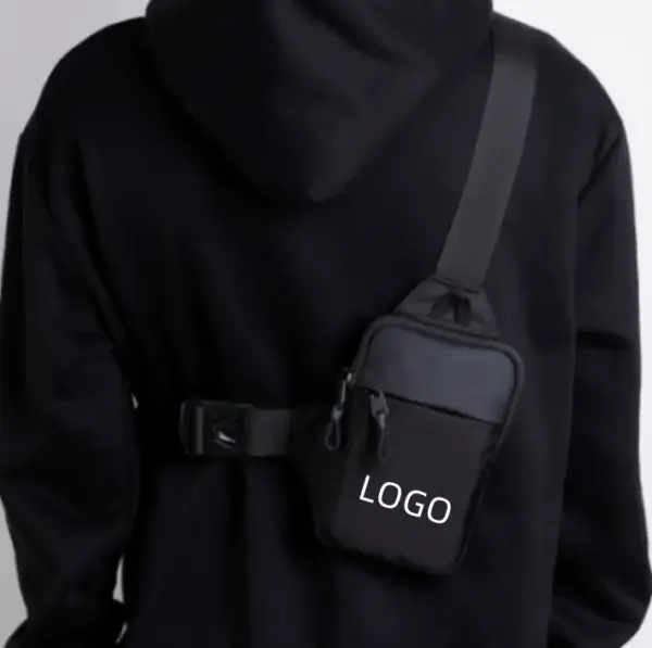 Orang dalam hoodie hitam memakai beg crossbody laras minimalis, featuring "LOGO" Cetak -ideal untuk penyesuaian OEM dan ODM.