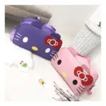 Two Cute Cat-Themed Women's Travel Bags, ena vijolična in ena roza, so postavljeni na belo nadstropje v bližini košare. Na voljo OEM in ODM na voljo.