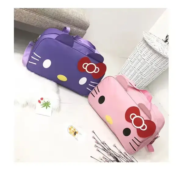 Two Cute Cat-Themed Women's Travel Bags, ee purpur an ee rosa, ginn op engem wäisse Buedem an engem Kuerf gesat. OEM an ODM Personnalisatioun verfügbar.
