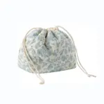 Svetlo modra cvetlična bombažna torba za vlečenje bombaža na belem ozadju; majhna velikost, OEM/ODM na voljo.