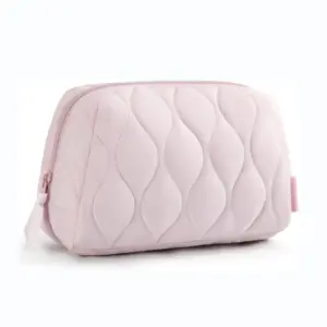 Eng hellrosa puffy Make-up Bag mat schéine gewellte gesteppte Stitchen an engem glaten Zipper, d'Qualitéit an d'Personaliséierungspotenzial ze weisen, déi mir ubidden.