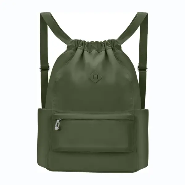 Kalis Air Oxford Sukan Ransel dengan petak di Olive Green, Menampilkan penutupan tali, poket zip depan, dan poket sampingan. Ditunjukkan pada latar belakang putih. Perkhidmatan OEM dan ODM tersedia untuk penjenamaan dan reka bentuk tersuai.