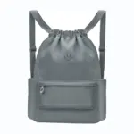 Vodootporni sportski ruksak Oxford s odjeljcima, Sadrži sivi dizajn, prednji džep s patentnim zatvaračem, i dva bočna džepa. Savršeno za OEM ili ODM prilagodbu kako bi odgovarali vašoj marki ili poslovnim potrebama. Prikazan na bijeloj pozadini.