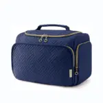 നേവി ബ്ലൂ ക്വിൾട്ടഡ് ട്രാവൽ കോസ്മെറ്റിക് മേക്കപ്പ് ബാഗ് സ്വർണ്ണ സിപ്പറുകൾ, ടോപ്പ് ഹാൻഡിൽ, ഒപ്പം ഒന്നിലധികം കമ്പാർട്ടുമെന്റുകളും; ഒഇഎമ്മിനും ഒഡിഎം ഇഷ്ടാനുസൃതമാക്കലിനും ലഭ്യമാണ്.