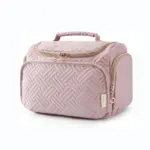 ഇളം പിങ്ക് യാത്രാ കോസ്മെറ്റിക് മേക്കപ്പ് ബാഗ് ക്വിൾഡ് ഡിസൈനുമായി, ടോപ്പ് ഹാൻഡിൽ, ഗോൾഡ് സിപ്പറുകൾ, ഒപ്പം ഫ്രണ്ട് പോക്കറ്റ് ലഭ്യമാണ് ഒഡിഎം ഇഷ്ടാനുസൃതമാക്കലിനായി ലഭ്യമാണ്.