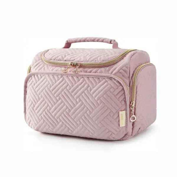 క్విల్టెడ్ డిజైన్‌తో లైట్ పింక్ ట్రావెల్ కాస్మెటిక్ మేకప్ బ్యాగ్, టాప్ హ్యాండిల్, బంగారు జిప్పర్స్, మరియు ఫ్రంట్ పాకెట్ OEM మరియు ODM అనుకూలీకరణకు అందుబాటులో ఉంది.