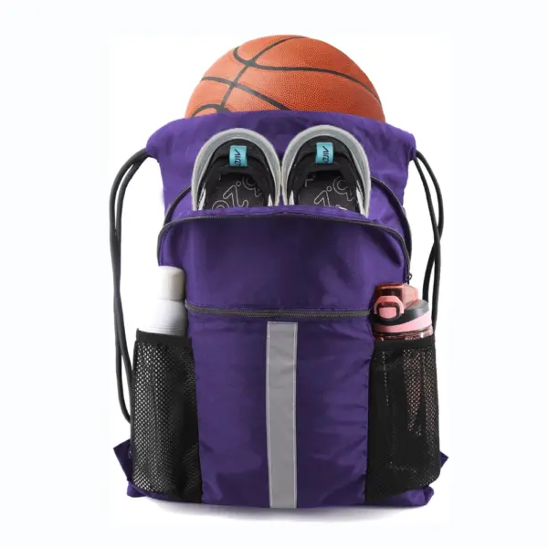 Usa ka naylon nga dagko nga kapasidad sa pag-backpack sa basketback sa backpack sa purpura adunay usa ka basketball, sapatos, ug adunay mga bulsa sa kilid nga adunay sulud nga adunay usa ka puti nga botelya ug usa ka pink nga botelya.