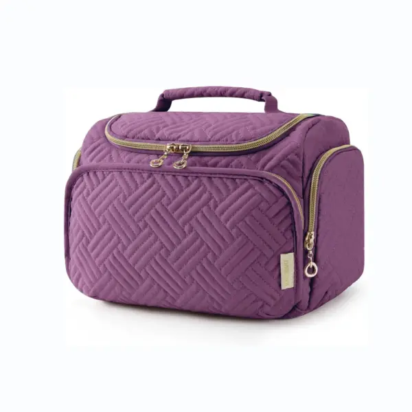 టాప్ హ్యాండిల్‌తో పర్పుల్ క్విల్టెడ్ డిజైన్‌లో ప్రయాణ కాస్మెటిక్ మేకప్ బ్యాగులు, బంగారు జిప్పర్స్, ఫ్రంట్ అండ్ సైడ్ కంపార్ట్మెంట్లు -కస్టమ్ బ్రాండింగ్ కోసం OEM ODM ఎంపికలు అందుబాటులో ఉన్నాయి.