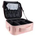 Borsa di trucco multi-compartimento professionale con spalla di spalla in rosa, presenta divisori neri regolabili, tasche interne, e un coperchio aperto che mostra compartimenti. Descritti personalizzabili OEM e ODM disponibili.