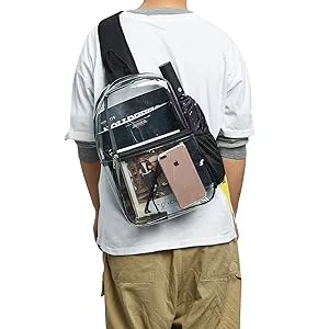 Seseorang dalam baju putih dan seluar khaki membawa beg crossbody telus PVC fesyen dengan barang -barang yang kelihatan di dalamnya.