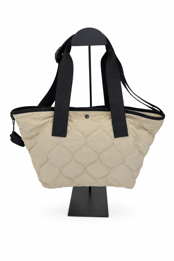 日常使いに最適なパッド入り生地とウェビングハンドルを備えたカスタムキルティングトートバッグ