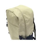 ရှေ့ဇစ်အိတ်နှင့် ချိန်ညှိနိုင်သော ဘေးထွက်ကြိုးများဖြင့် ကာကီရောင်ဖြင့် သေးငယ်သော အကြမ်းခံသော ကျောပိုးအိတ်