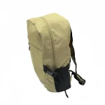 ရှေ့ဇစ်အိတ်နှင့် ချိန်ညှိနိုင်သော ဘေးထွက်ကြိုးများဖြင့် ကာကီရောင်ဖြင့် သေးငယ်သော အကြမ်းခံသော ကျောပိုးအိတ်