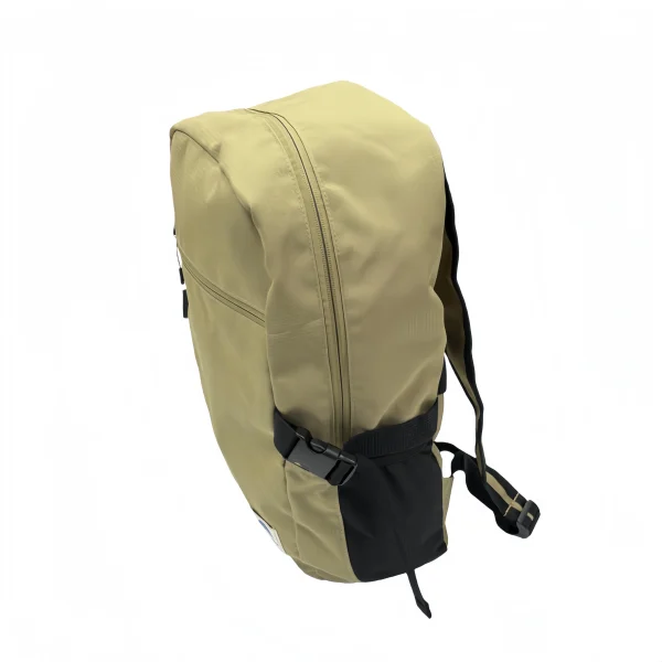 Motxilla duradora minimalista de color caqui amb butxaca frontal amb cremallera i corretges laterals ajustables