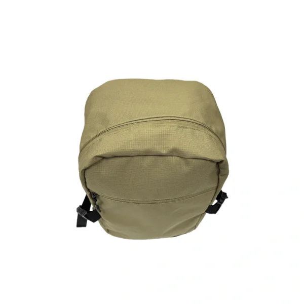 Motxilla duradora minimalista de color caqui amb butxaca frontal amb cremallera i corretges laterals ajustables