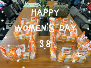 Ko nga taonga mo te Ra Wahine i whakaritea e te kamupene tae atu ki te kapu me te pouaka tii