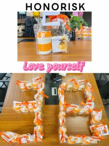 Ko nga taonga mo te Ra Wahine i whakaritea e te kamupene tae atu ki te kapu me te pouaka tii